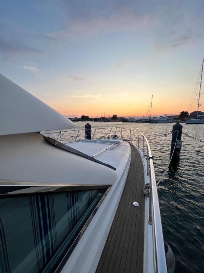 Hotel Navi Yacht A Sete, 2 A 8 Couchages, Privatif Extérieur photo